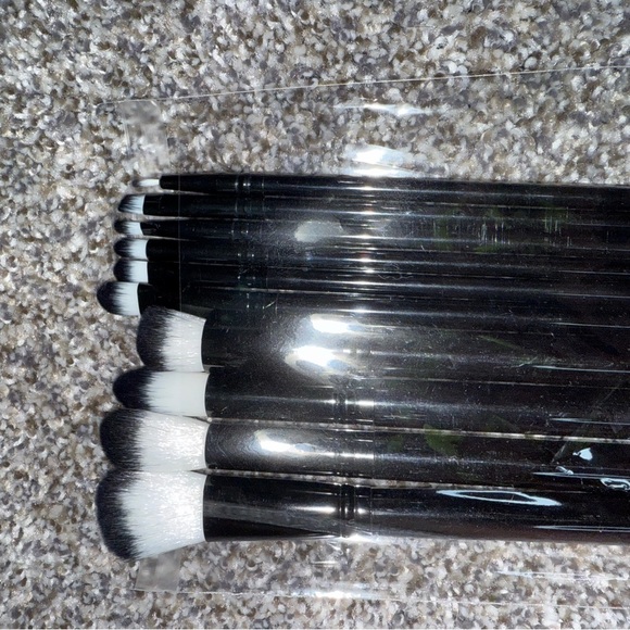 Urban decay “beauty with an edge” eye shadow palette and brushes - Picture 2 of 7